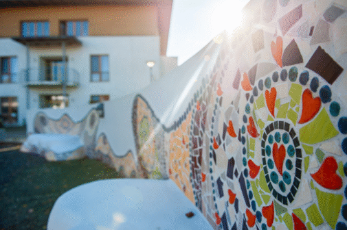 mozaika, lavice pro hospic